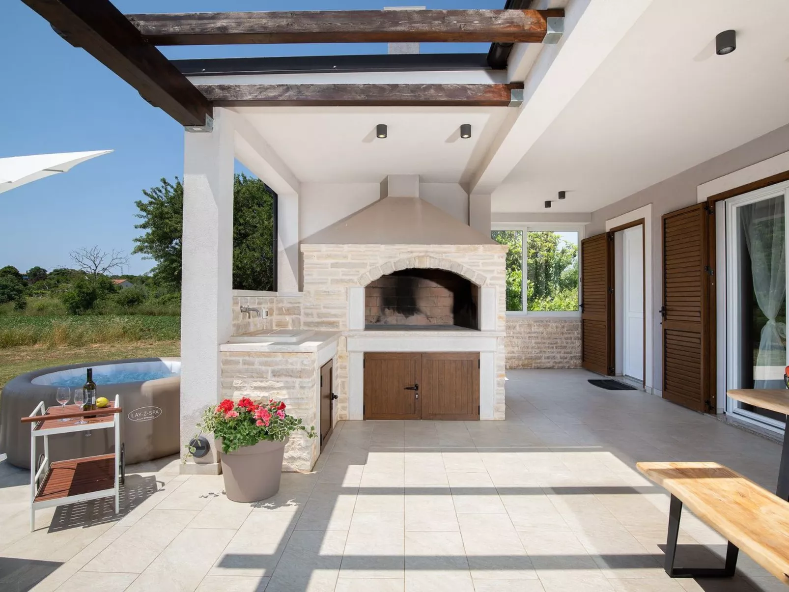 In Pomer mit Parkplatz-Buiten