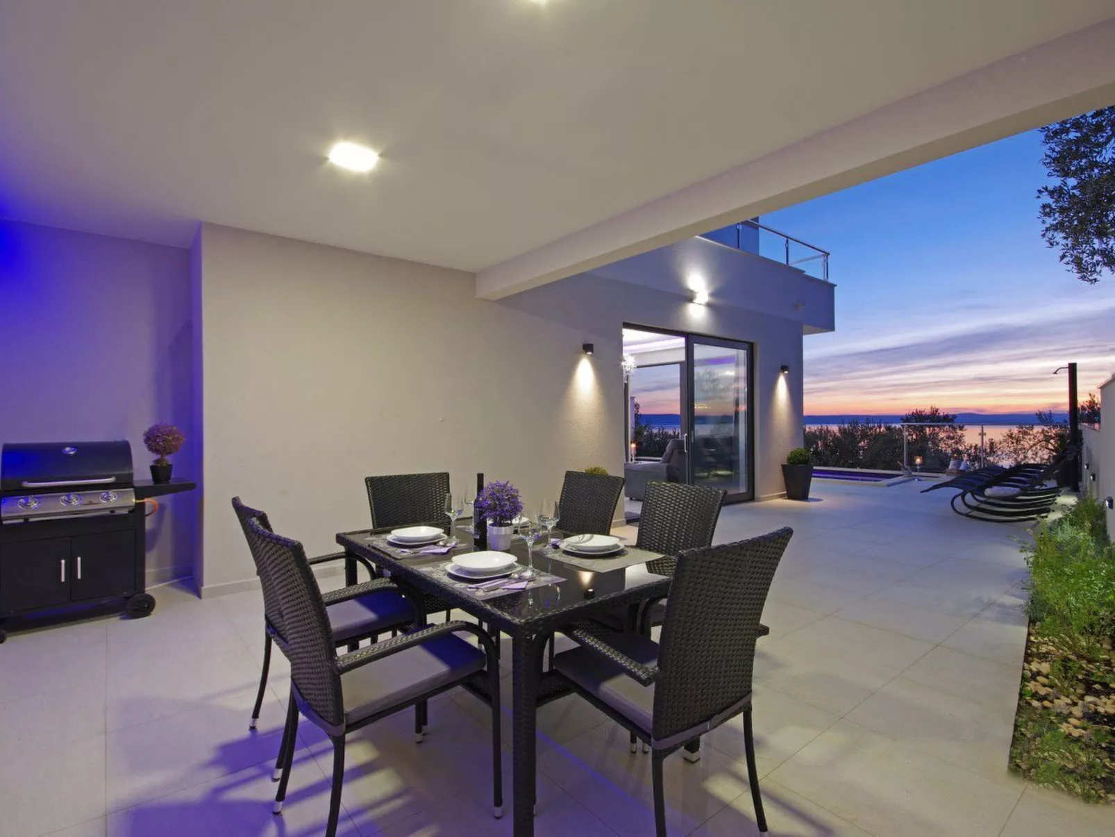 In Makarska mit Schöner Terrasse-Buiten