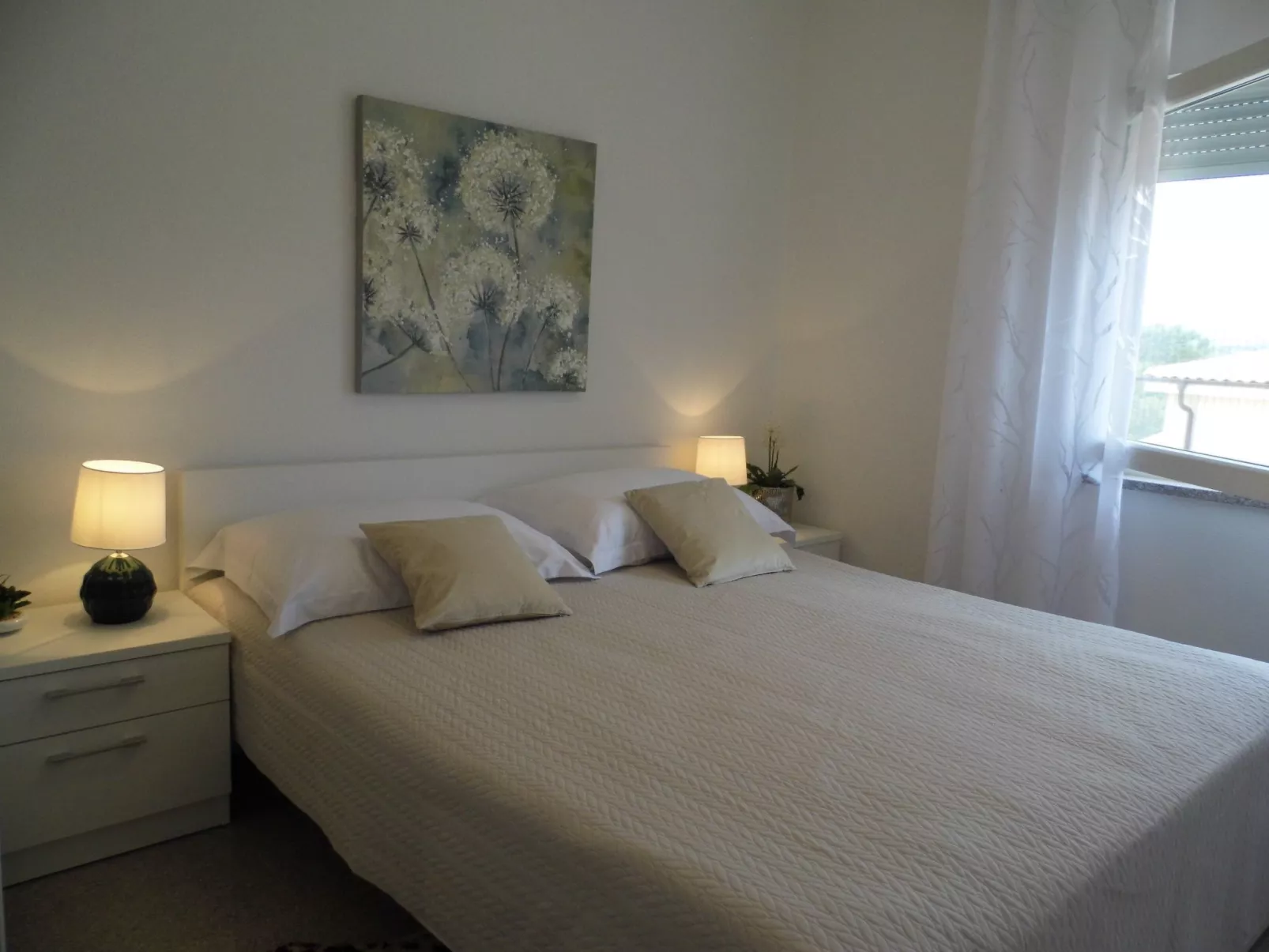 Ausgezeichnete neue und moderne Wohnung-Binnen