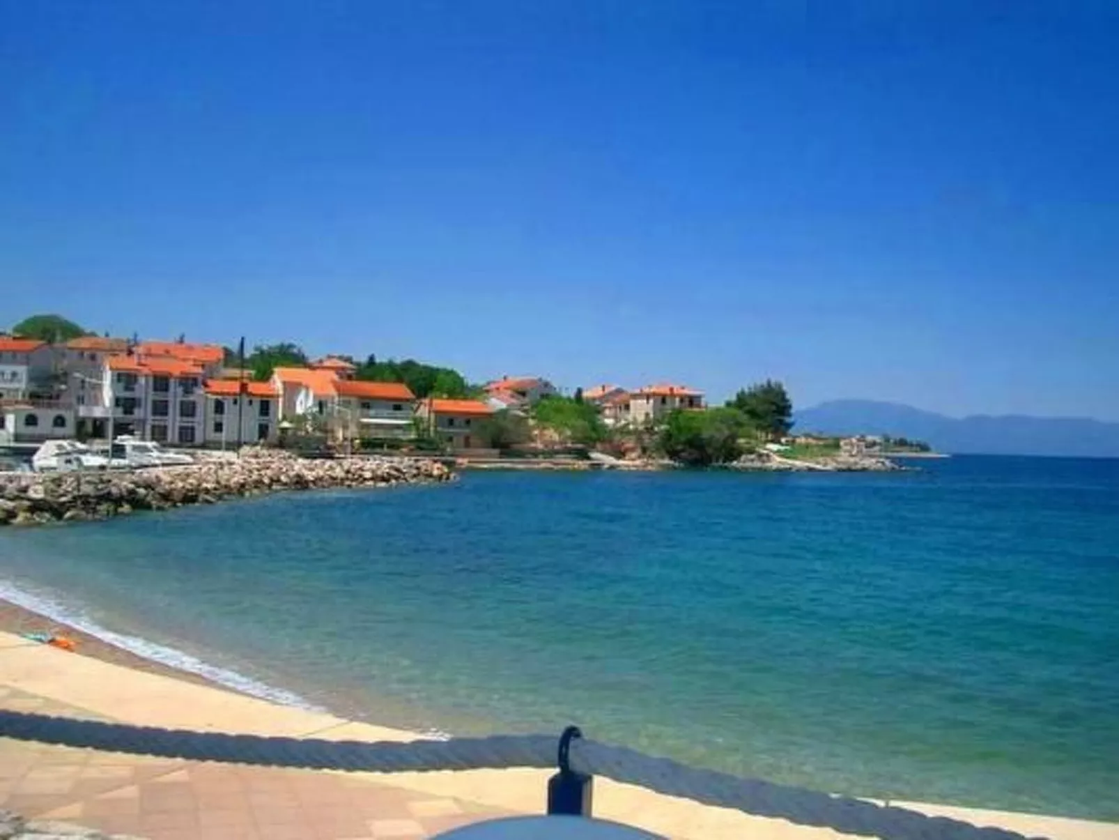 Appartement mit Blick auf das Wasser-Image-tags.info