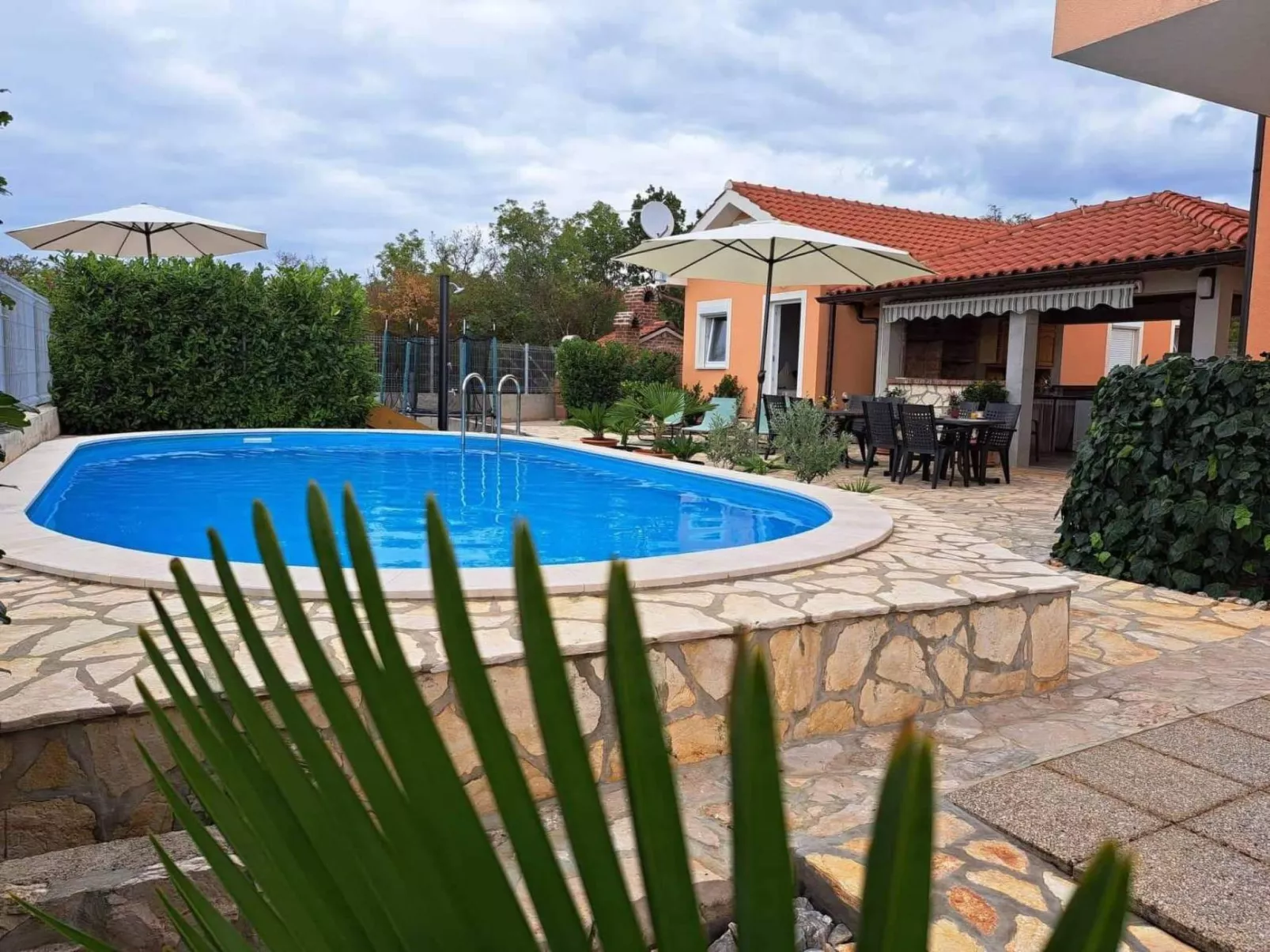 "Nette App in der Nähe des Pools"-Buiten