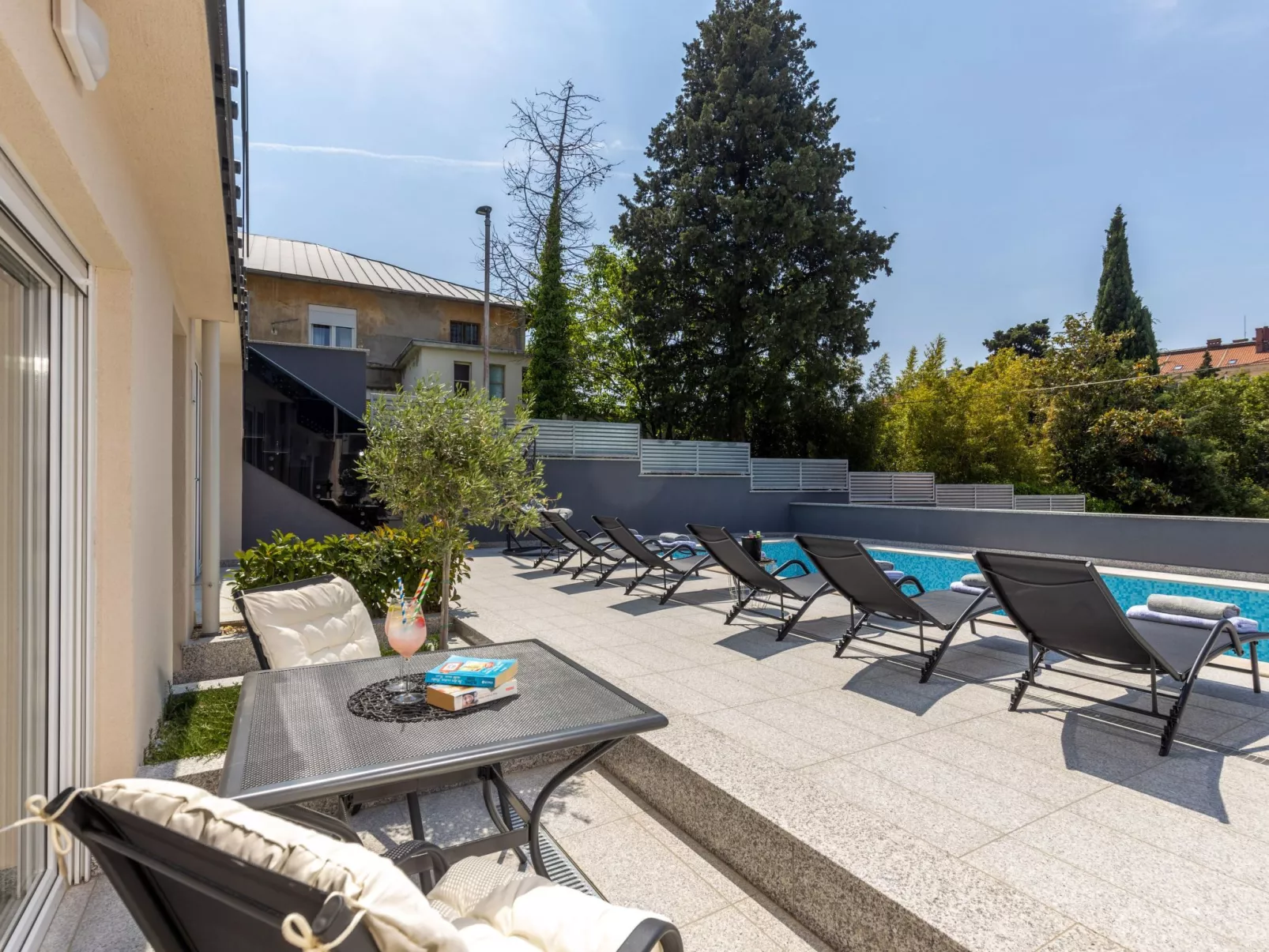 Moderne Wohnung in Crikvenica mit Pool-Buiten