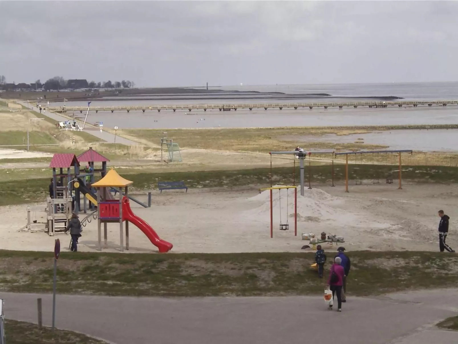 In Burhave mit Terrasse und Grill-Buiten