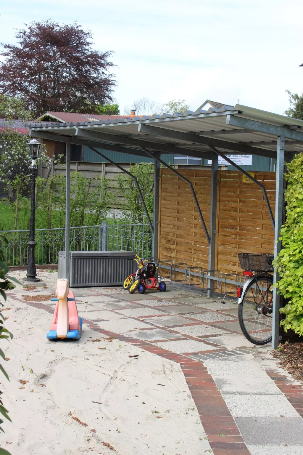 Geräumige Ferienwohnung in Burhave mit Grill, Garten und Pool-Buiten