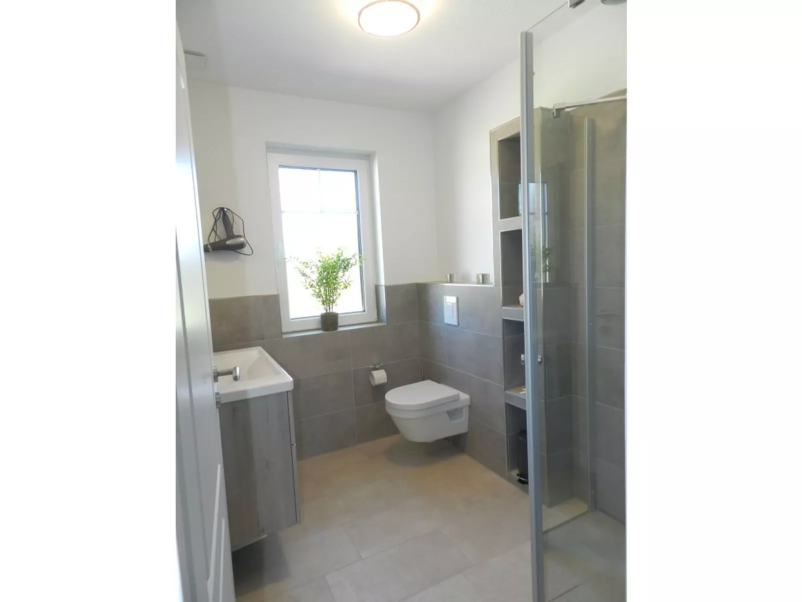 In Burhave mit Kleinem Garten-Binnen