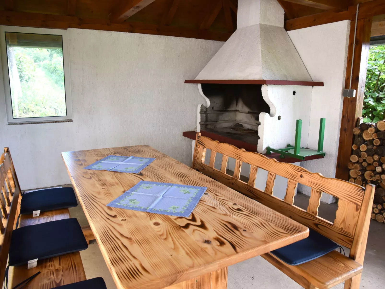 Hütte mit Garten, Grill und Terrasse-Buiten