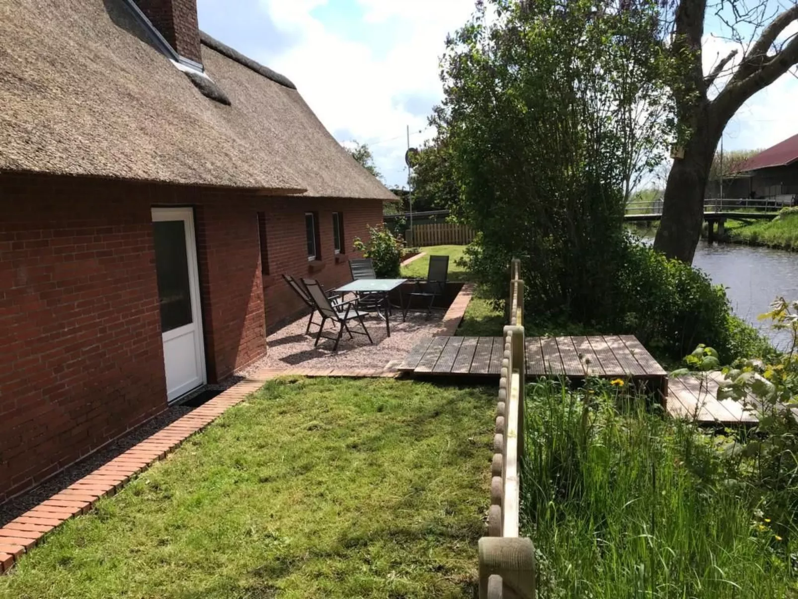 Gemütliches Reetdachhaus in Schleswig-Holstein-Buiten