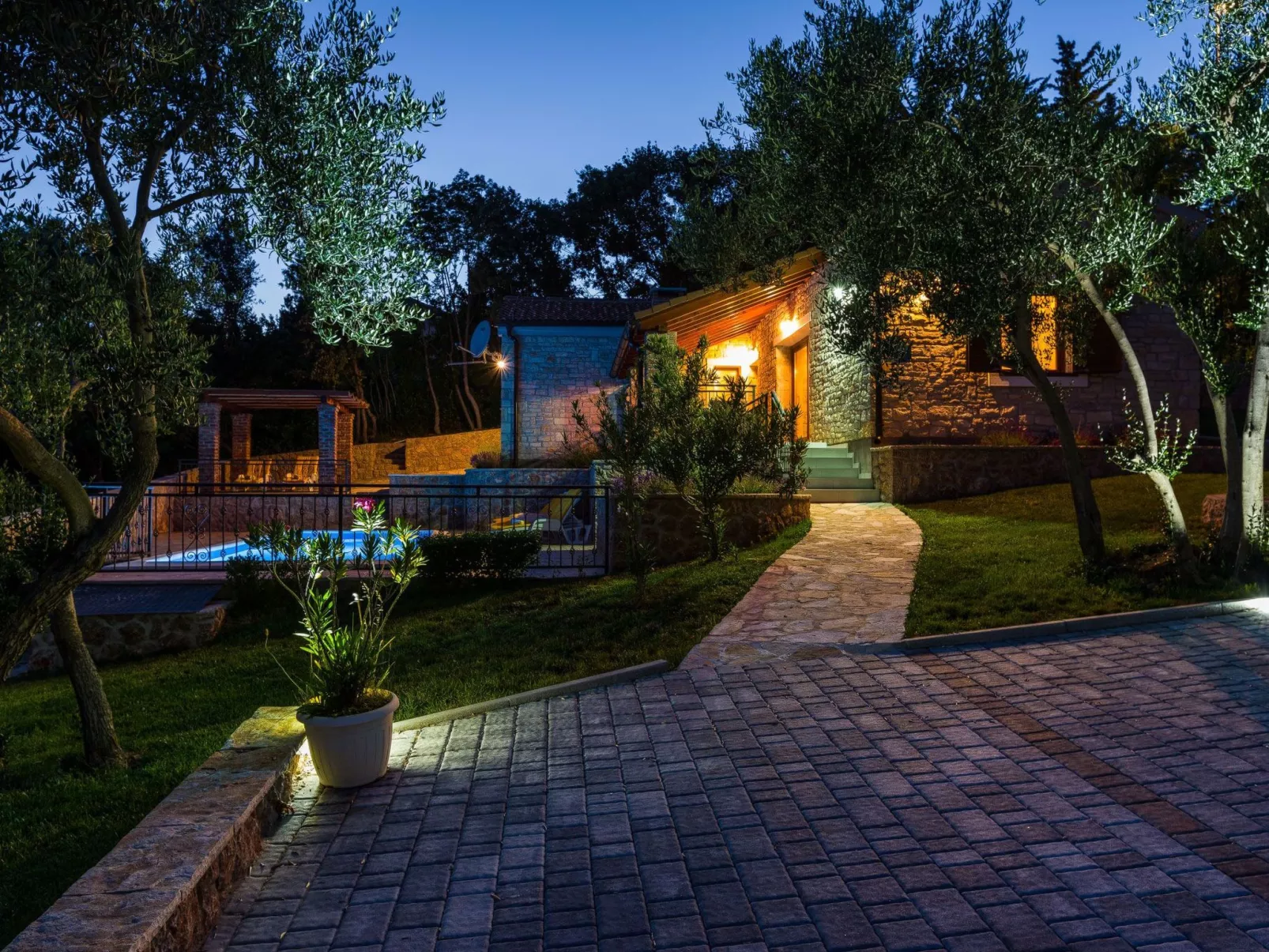 Ferienvilla Roko mit beheiztem Pool-Buiten