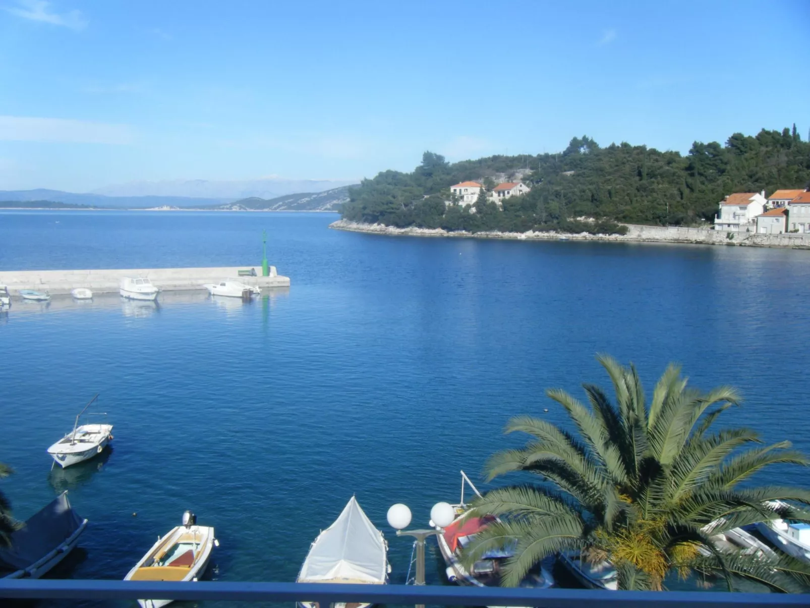 "Antun" am Strand-Buiten
