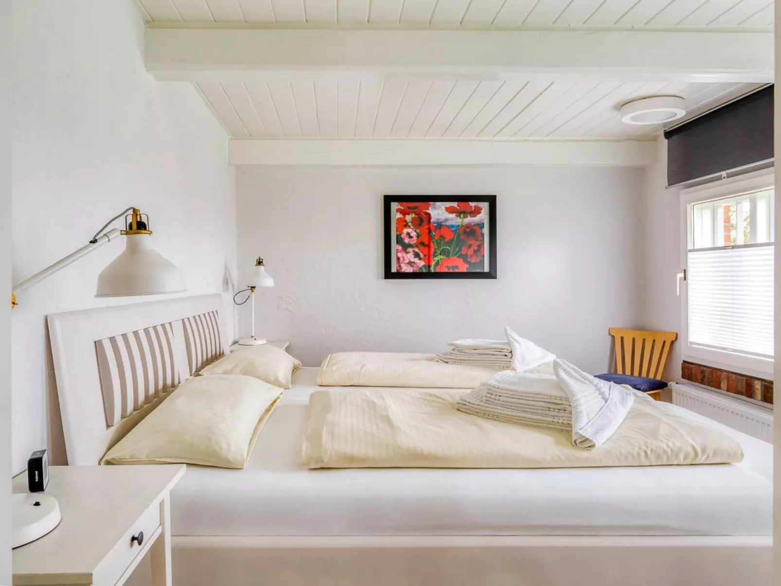 Reetdachhaus inmitten von Wiesen und Feldern-Binnen