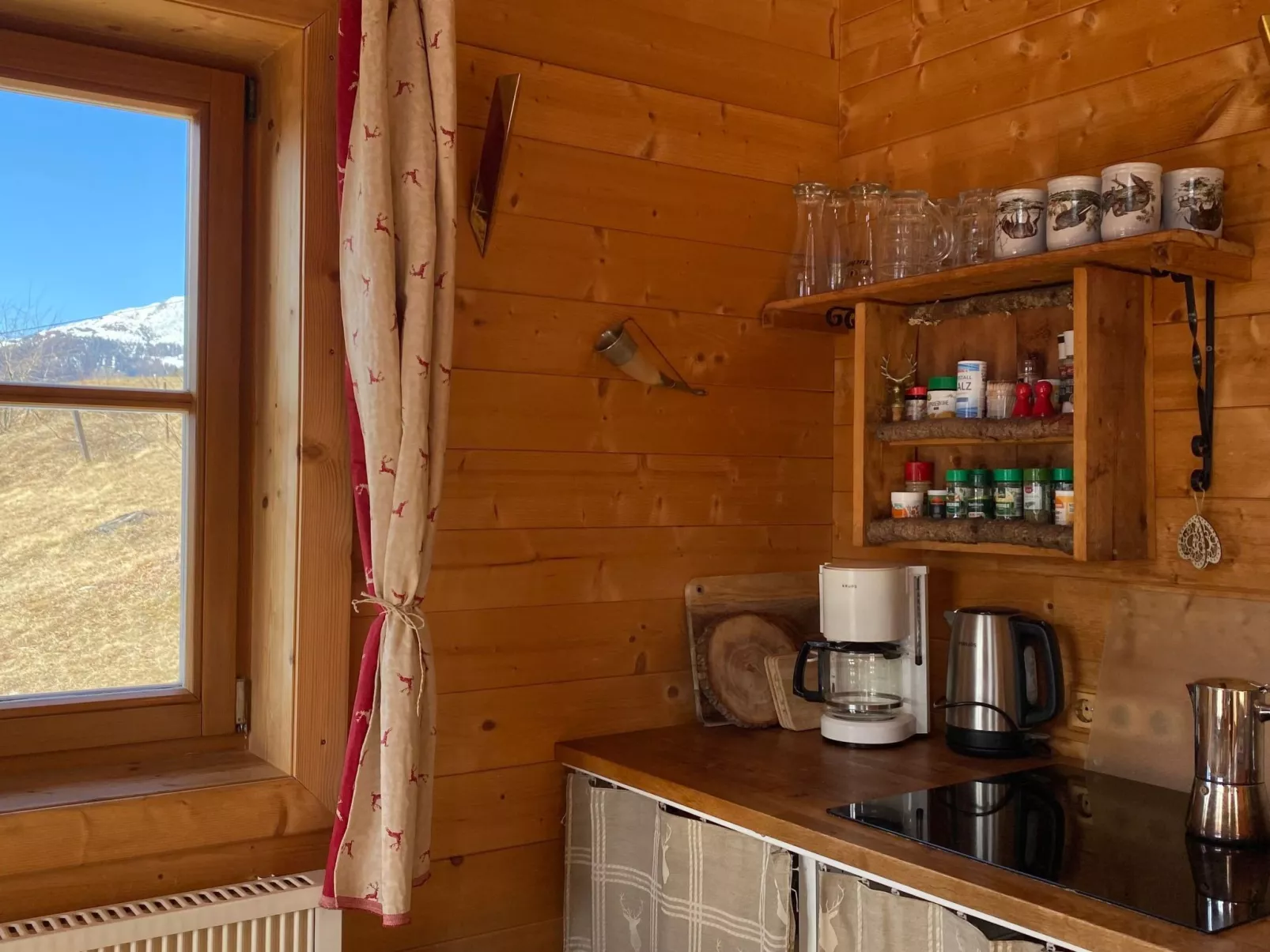 Berghütte mit Blick auf die Berge-Buiten