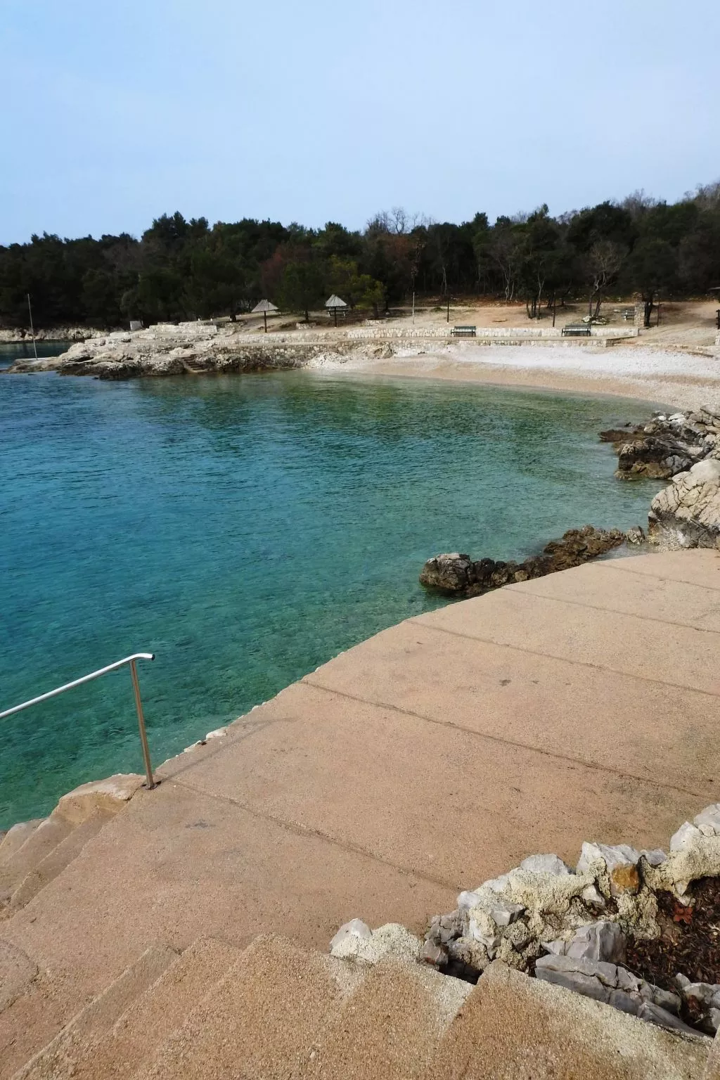 Gemütliches Ferienhaus in Pinezići mit großer Terrasse-Buiten