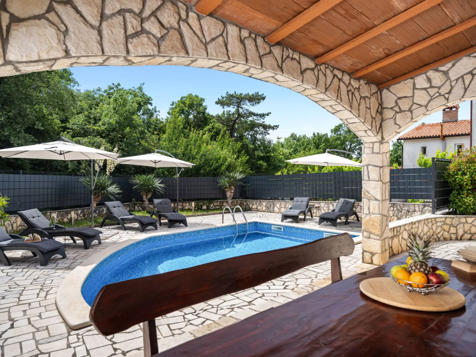 Villa Fortuna für bis zu 9 Personen und mit beheiztem Aussenpool-Buiten