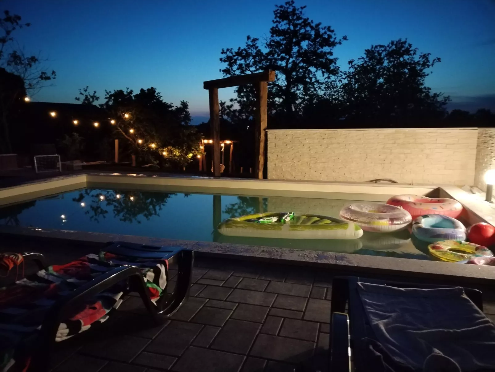 Schönes Ferienhaus in Modrusani mit Großem Garten-Buiten