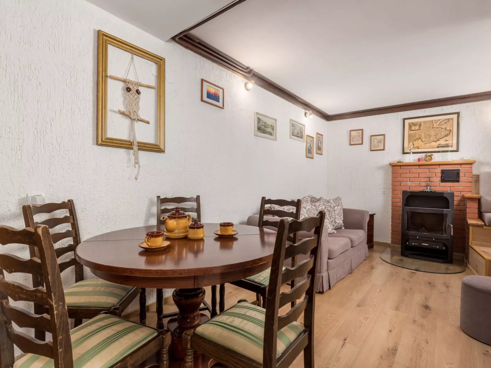 Mit großem Garten und Pool-Binnen