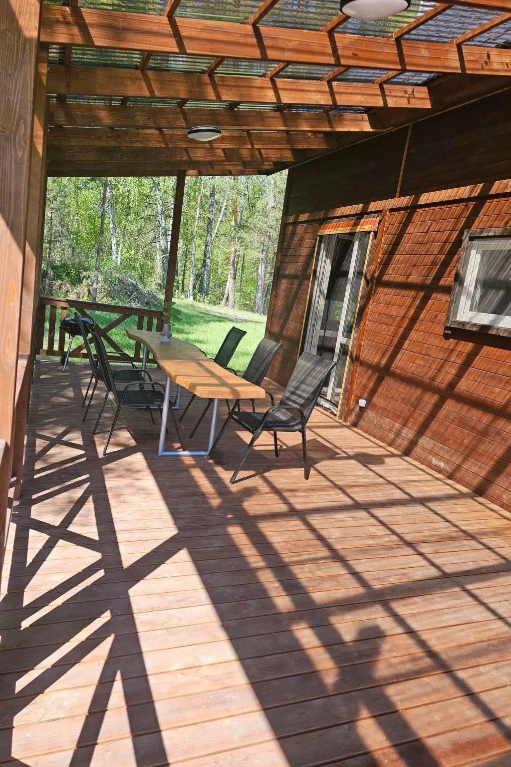 "Brown House" mit eigener Terrasse-Buiten