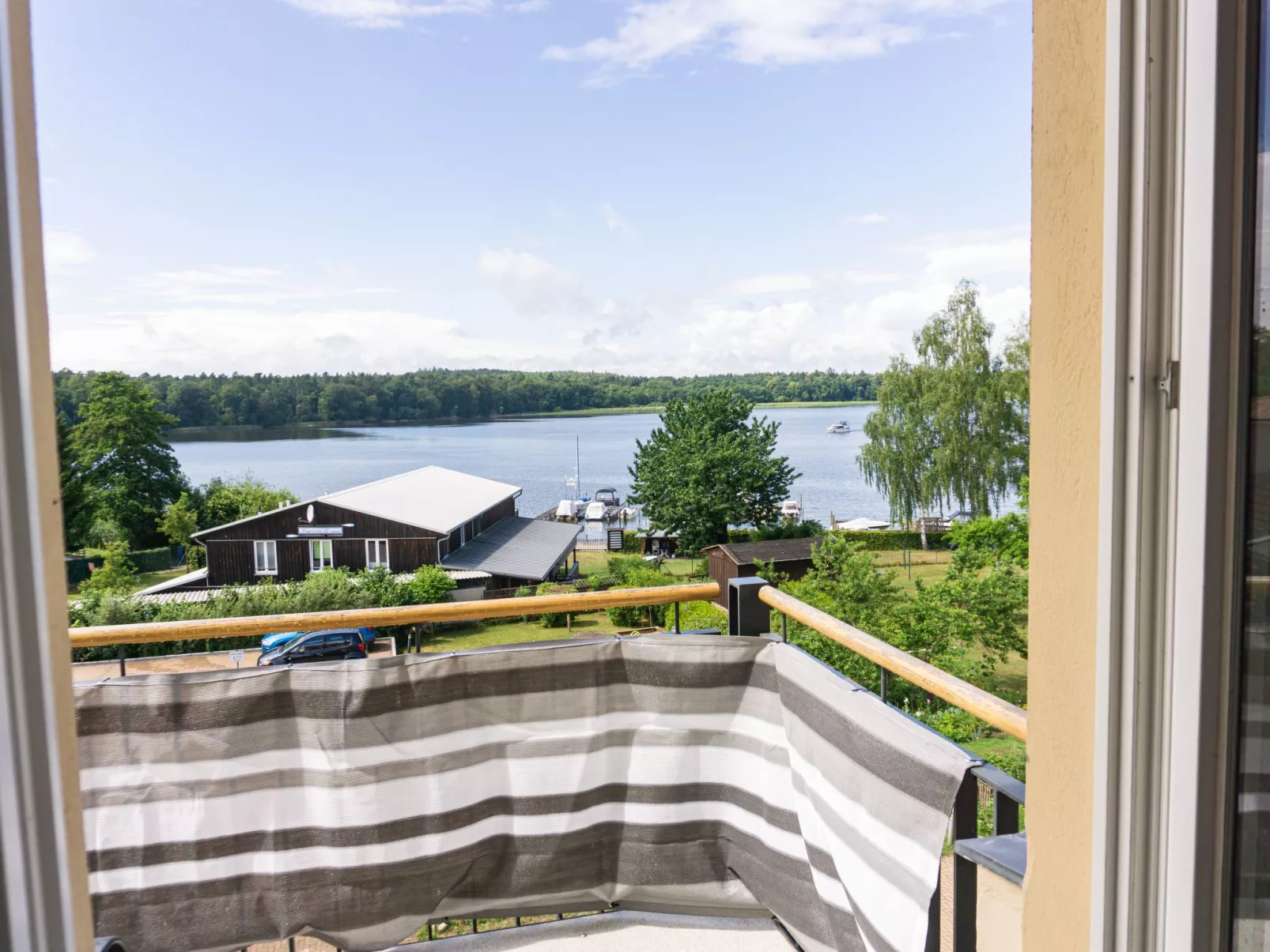 Mit Blick auf das Wasser-Buiten