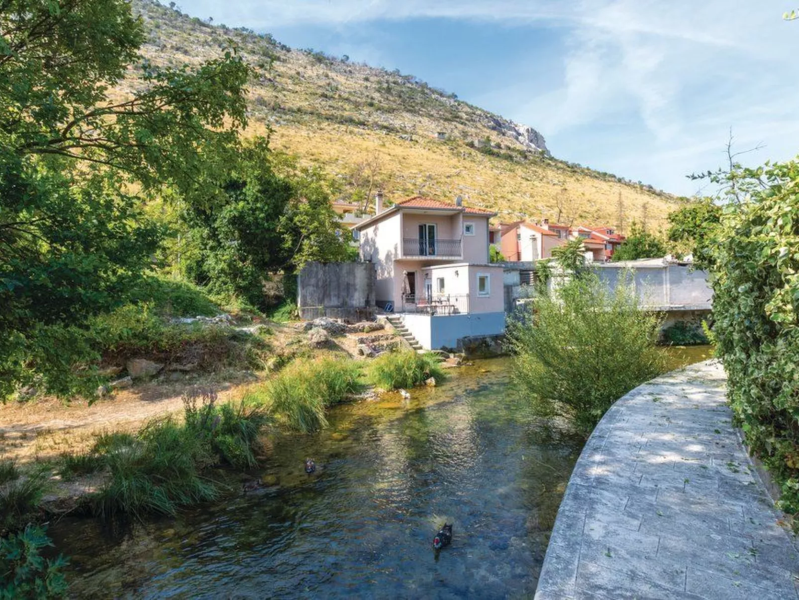 Žrnovnica, Entspannung am Flussufer-Buiten