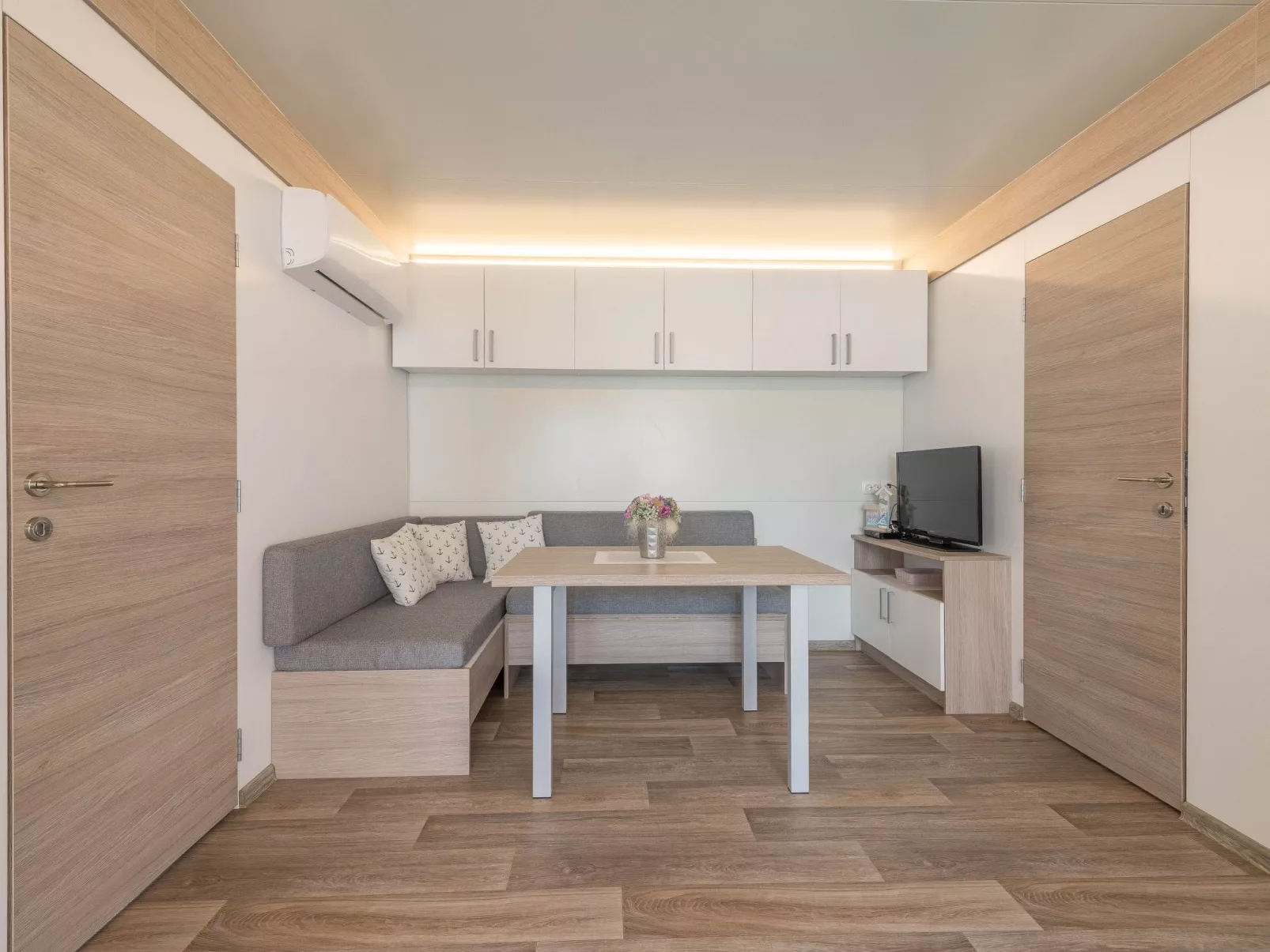 MH Summer Home-Binnen