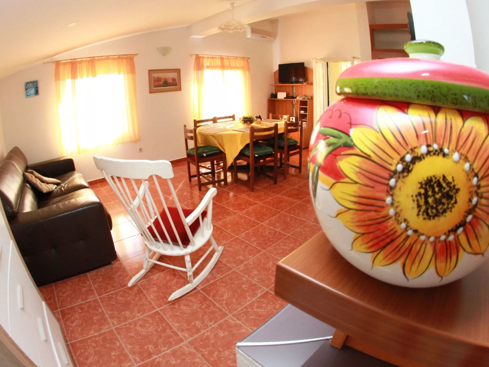 Geräumige Ferienvilla mit Pool und Meerblick-Binnen