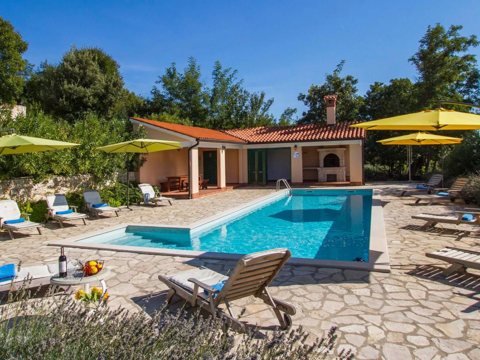 Familiäre 5-Schlafzimmer-Villa mit Gemeinschaftspools-Buiten