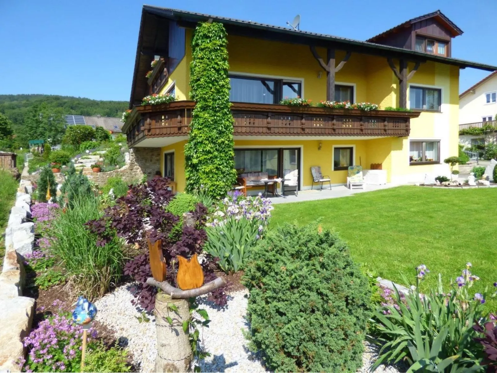 Komfortable Ferienwohnung mit Garten und Grill-Buiten