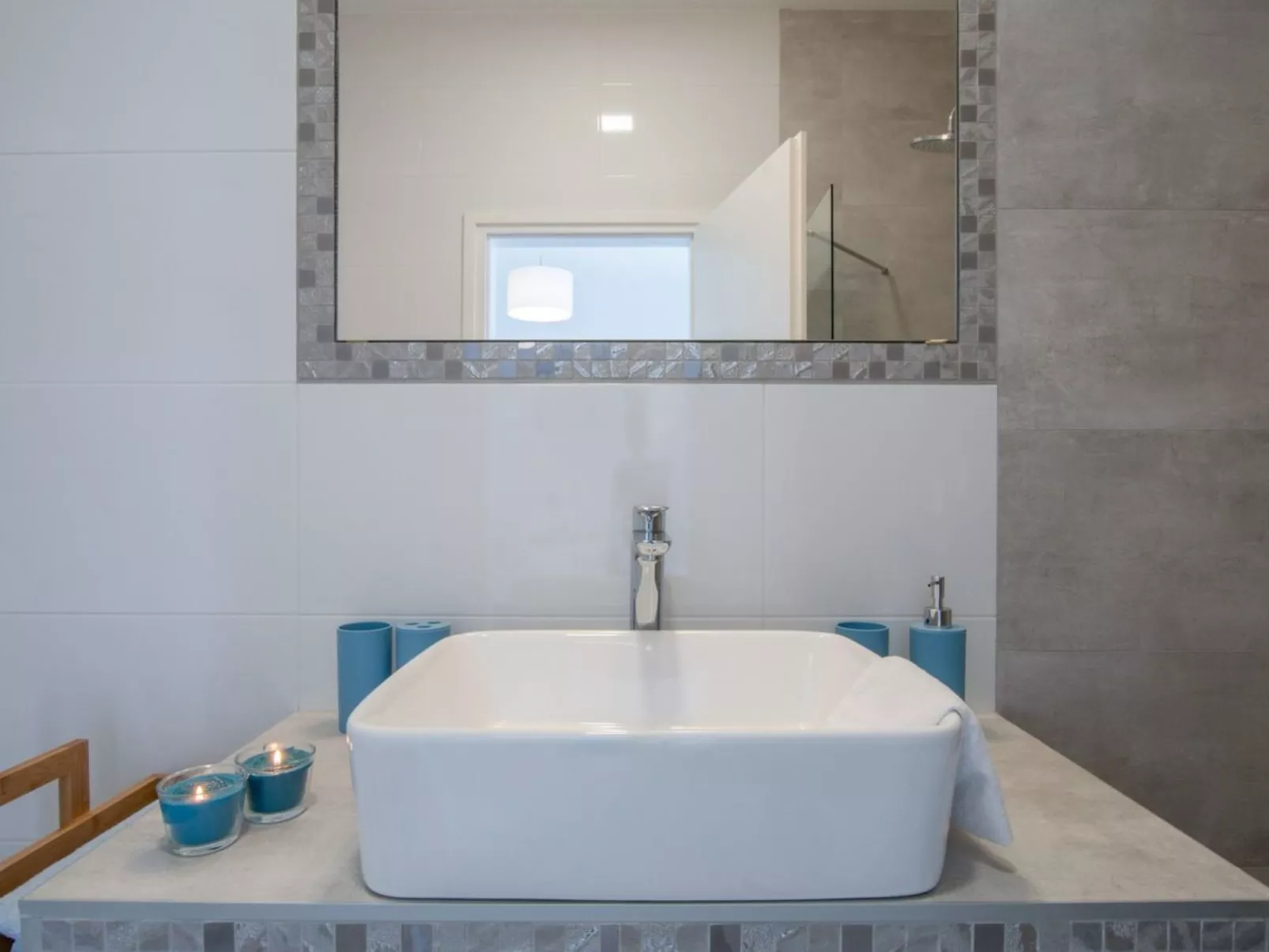 'Villa Selest' mit Wasserblick-Image-tags.info