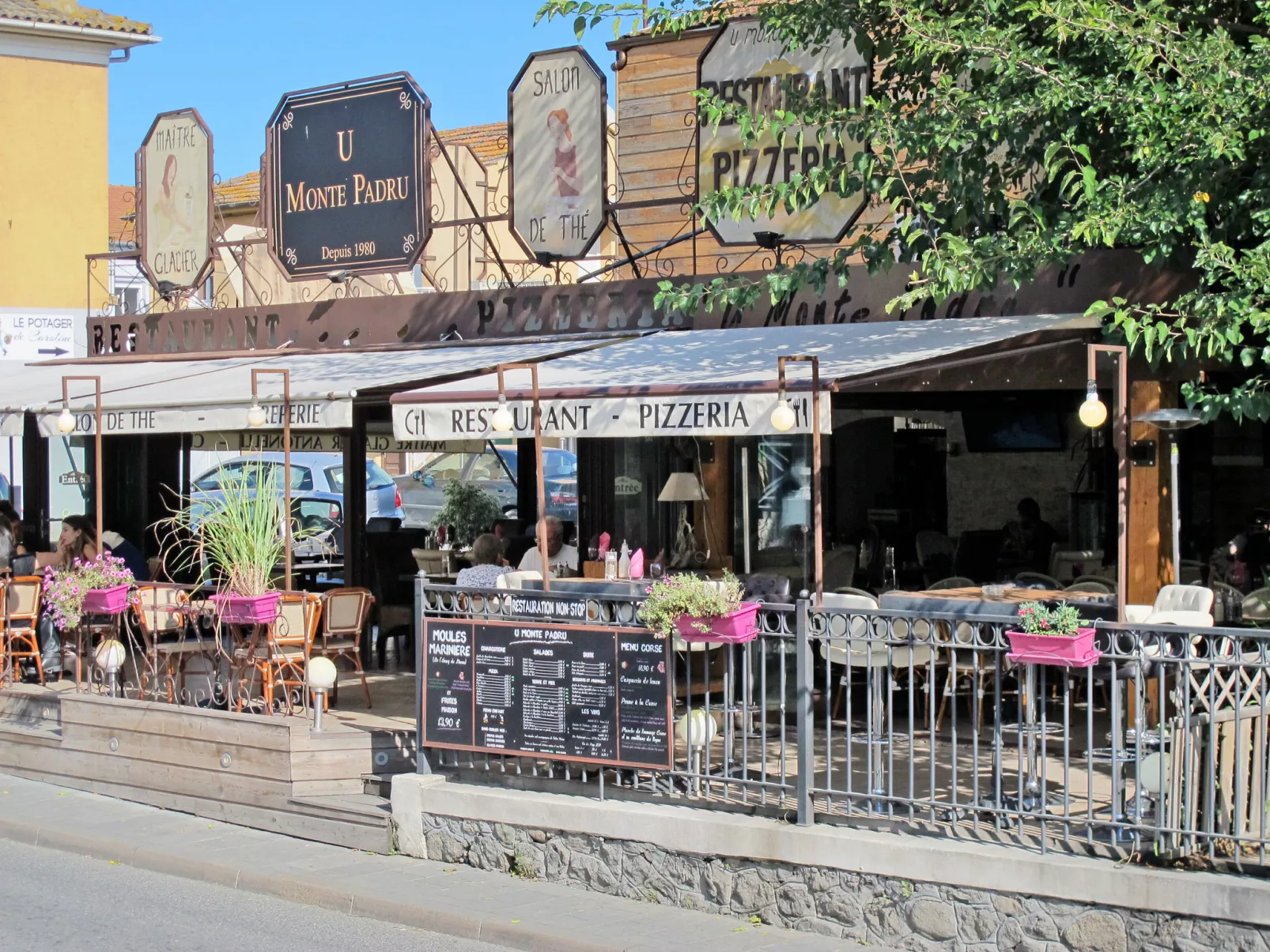 Haus mit Garten, Grill und Terrasse-Omgeving