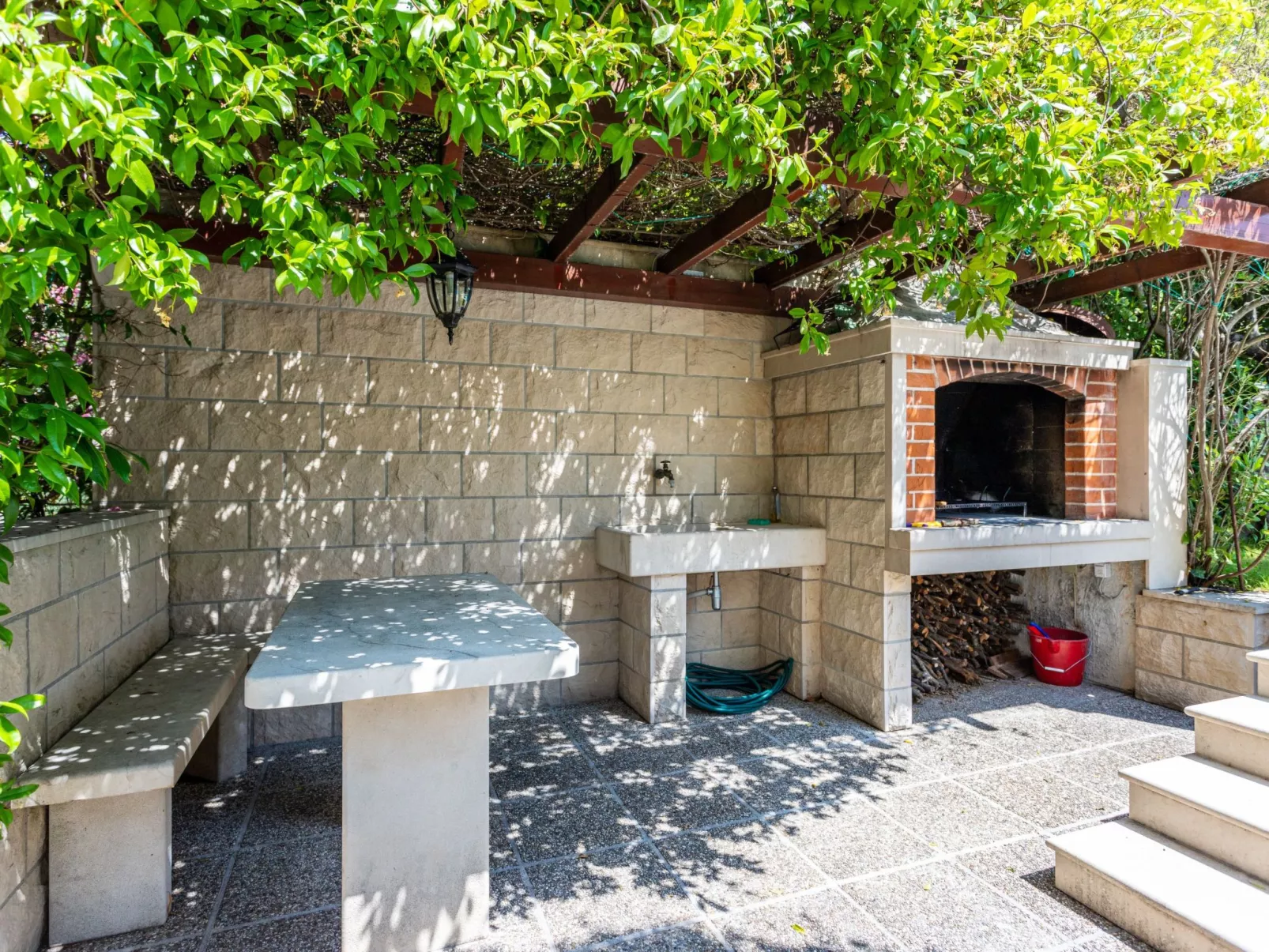 Geräumige Ferienwohnung mit privatem Sonnenbalkon-Buiten