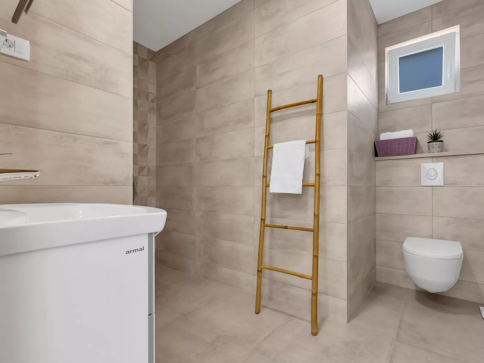 Alleinstehende Villa Slime mit Pool und Garten-Image-tags.info