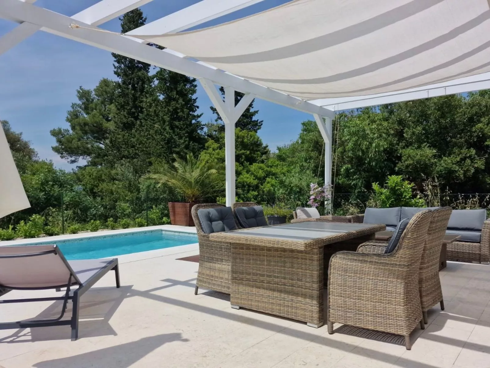 Großes Ferienhaus zur alleinigen Nutzung mit Pool-Buiten