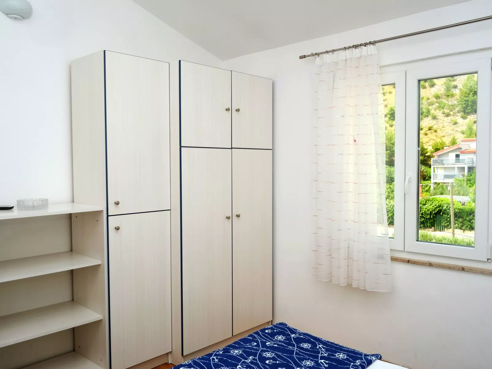Große Ferienwohnung in Duće mit Privatem Balkon und Meerblick-Binnen