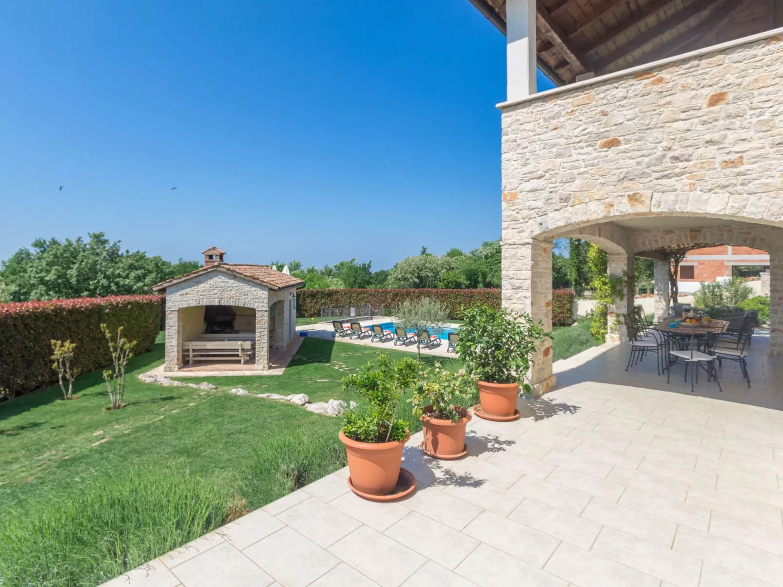 Villa mit Pool, Garten und Sommerküche-Buiten