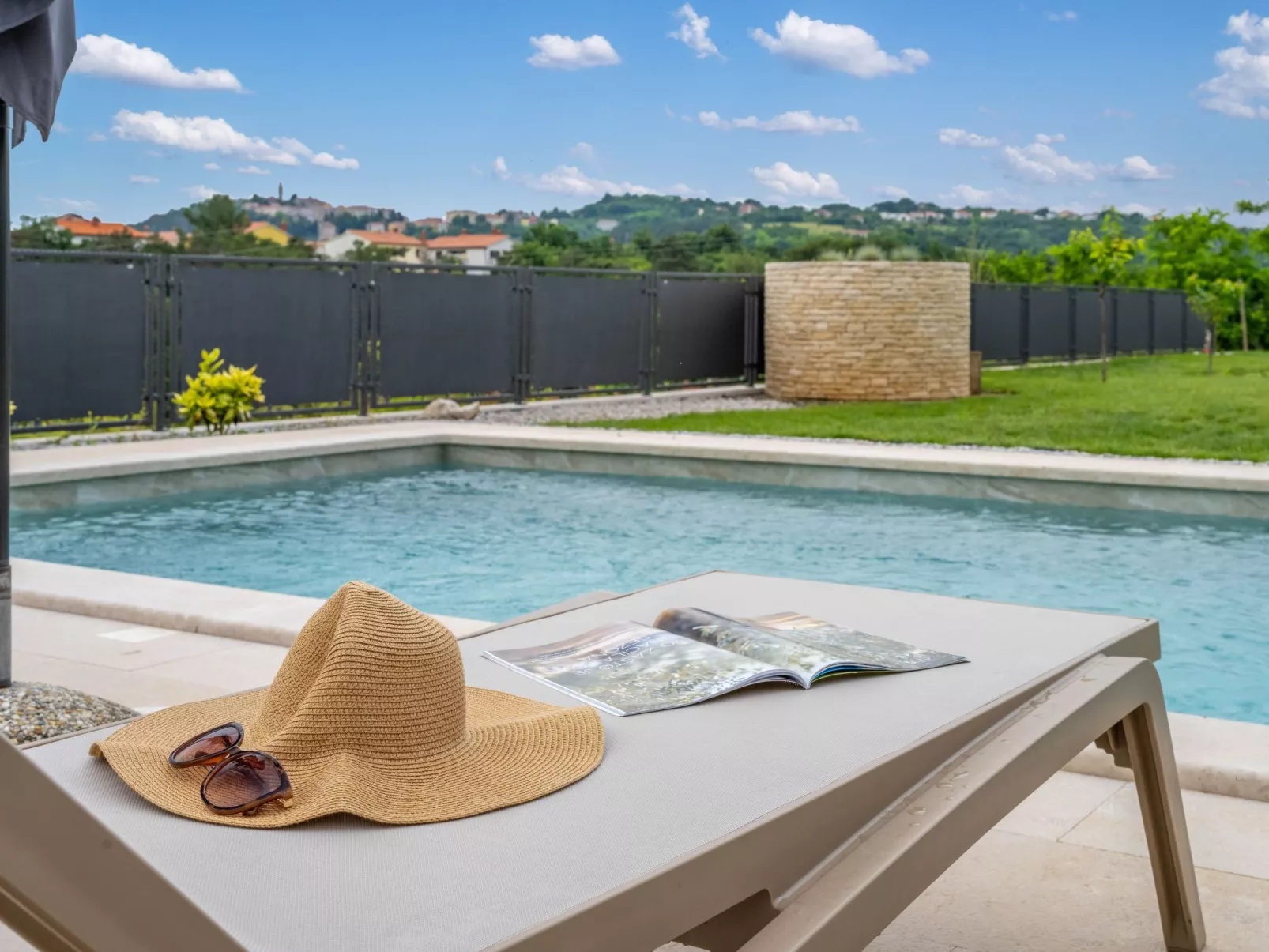 Villa Violette mit Pool nahe Stadtzentrum-Buiten