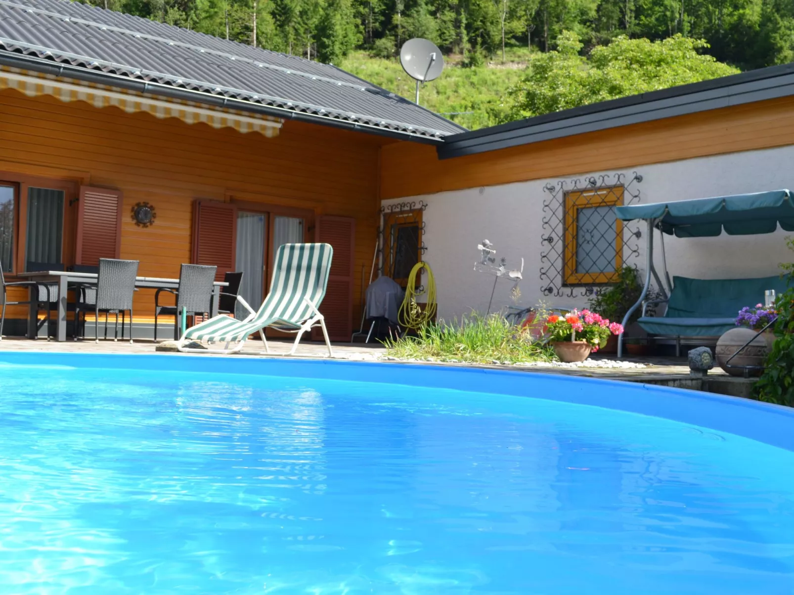 Geräumige Ferienwohnung mit zwei Schlafzimmern - Buiten