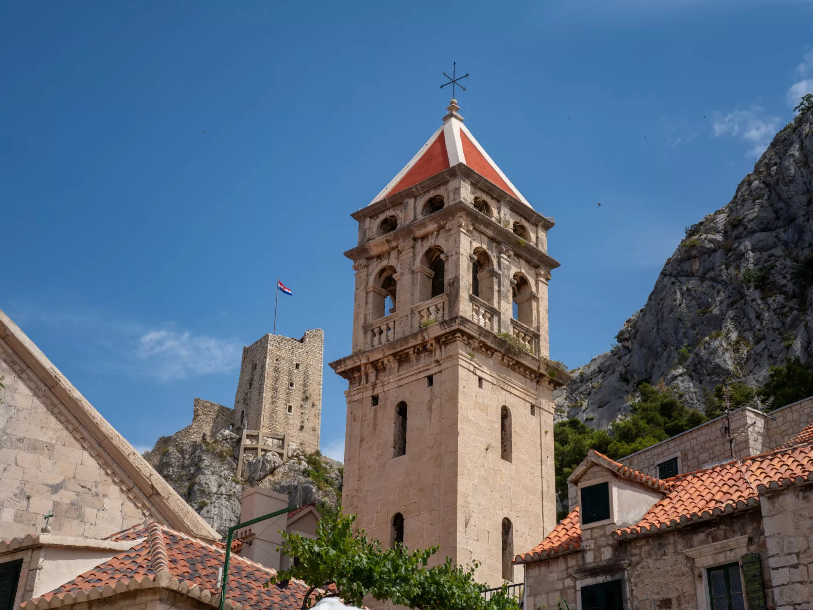 Gemütliche Wohnung in Omiš mit Privatem Balkon-Omgeving