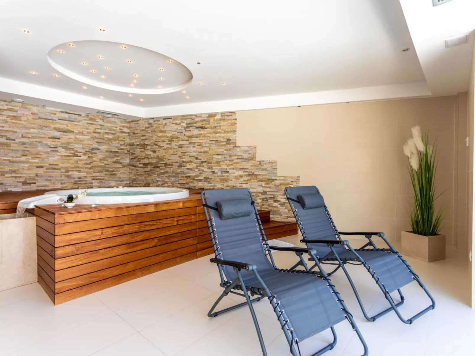 Große Ferienwohnung mit Pool, Garten und Terrasse-Binnen