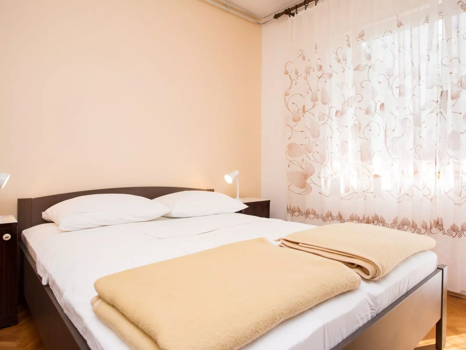 Appartement "Apartman Ester" mit Terrasse-Binnen