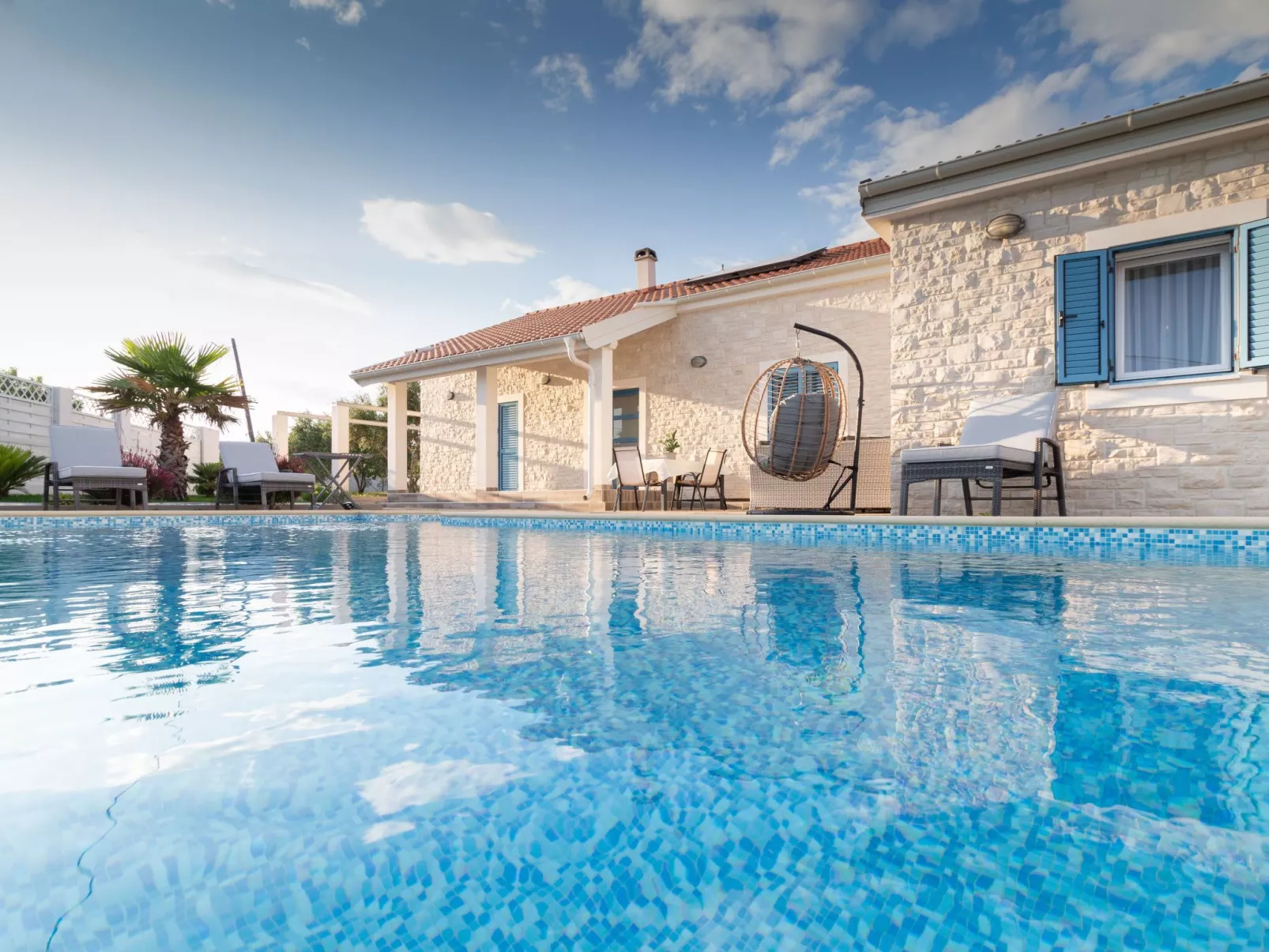 Villa mit Garten, Grill und Terrasse-Buiten