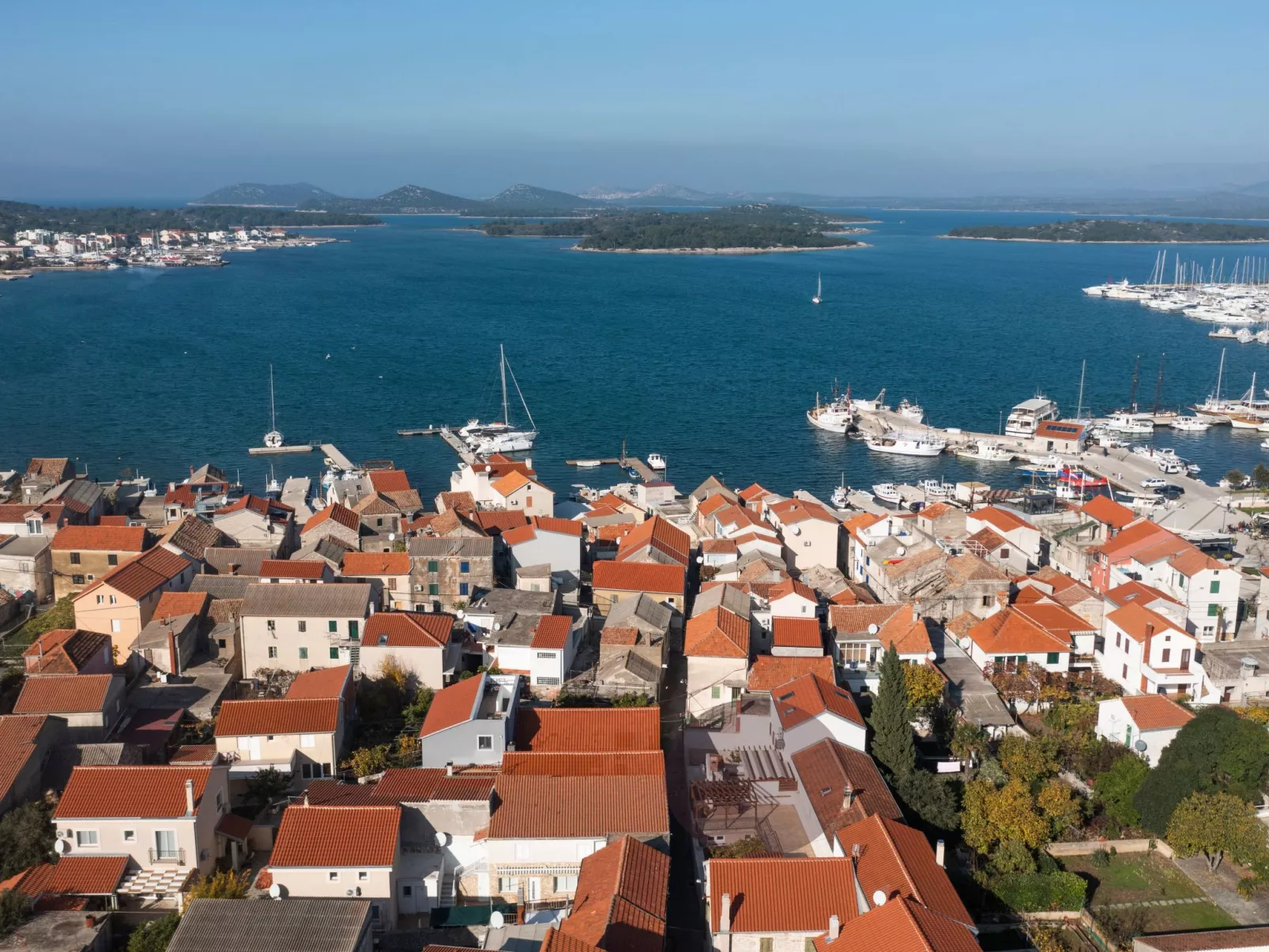 Wohnung mit Garten, Grill und Terrasse-Buiten