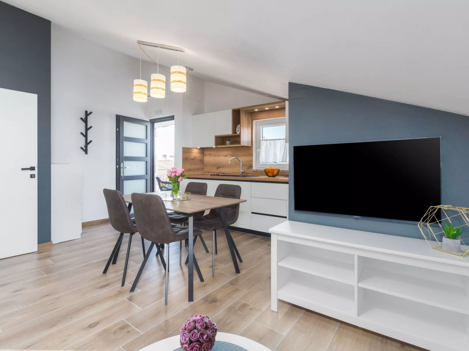 Resience Radovan 4-Binnen