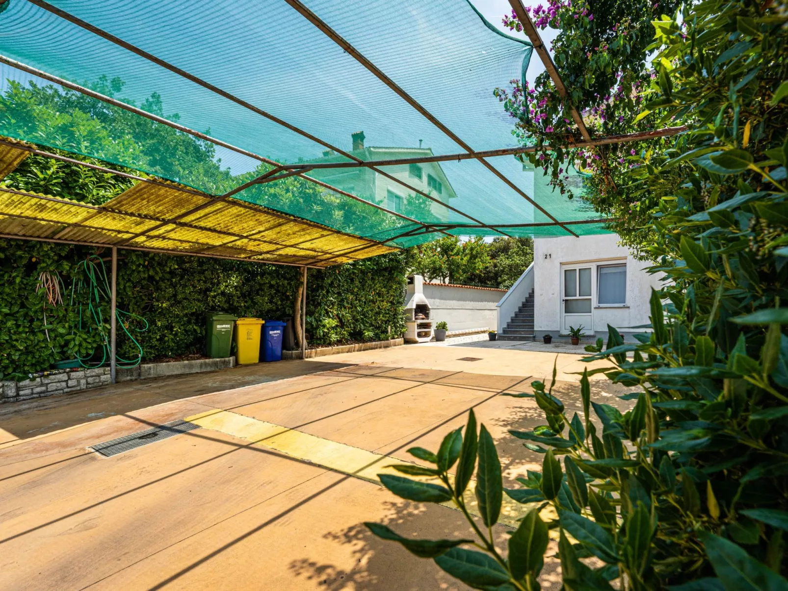 "Darko" mit Balkon-Buiten