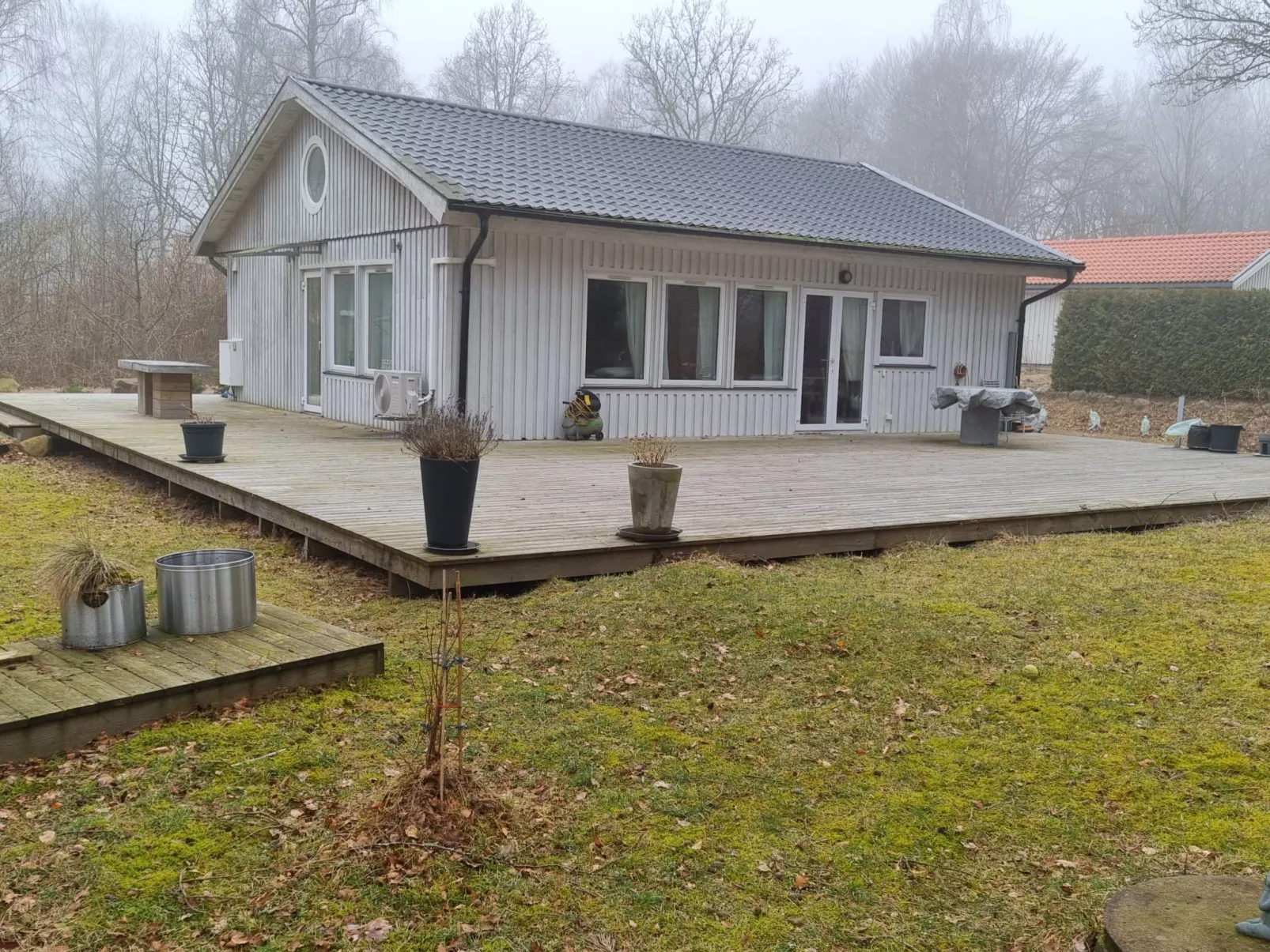 Mit Terrasse, Grill und Garten-Buiten