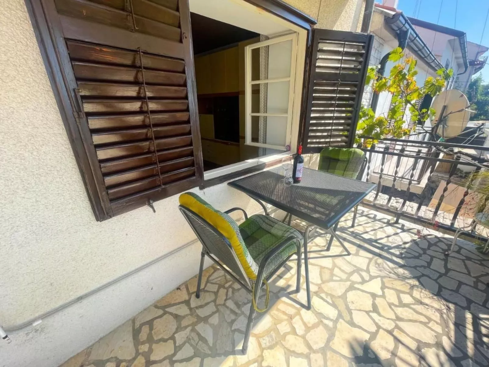 Nettes Appartement in Dramalj mit Möbliertem Balkon - Buiten