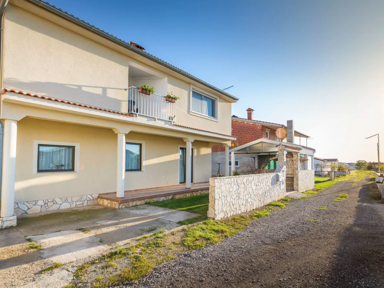 Anemona, Dorf Valbandon-Buiten