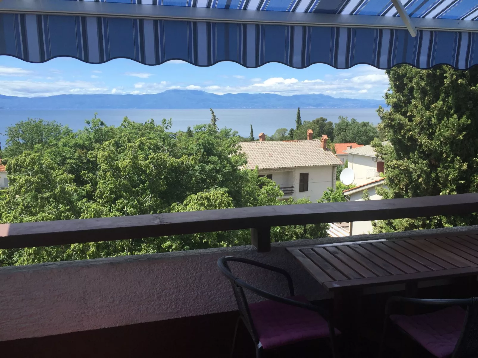 Mit einer überdachten Terrasse-Buiten