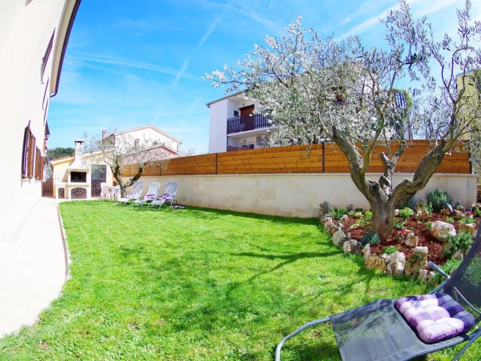 "Denis" mit Terrasse-Buiten