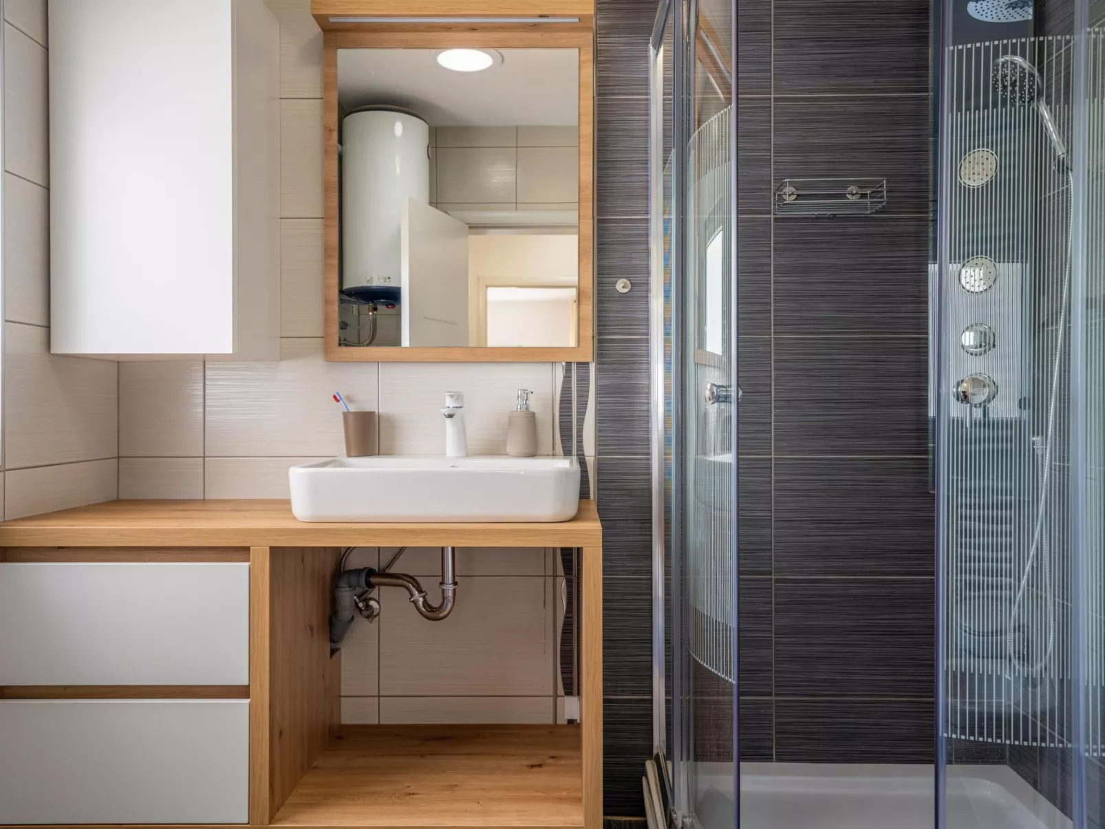 4 Schlafzimmer, 3 Badezimmer, Küche, Wohnzimmer, privater Pool, Grill-Binnen