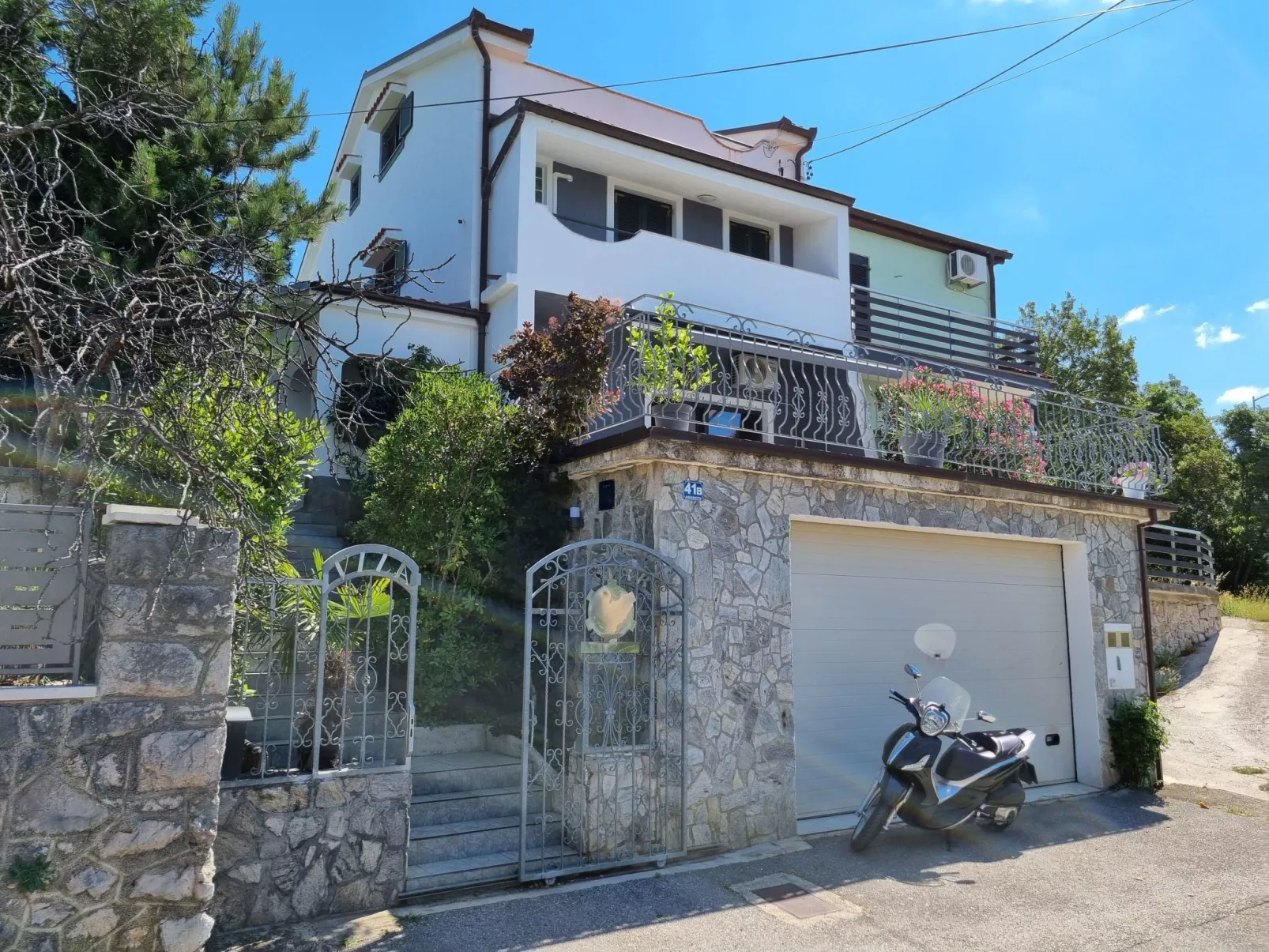 Mit privatem Pool und Sauna-Buiten