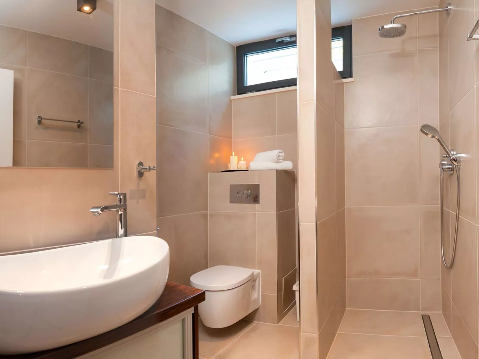 Luxuriöse Villa Rose am Strand mit Pool-Binnen